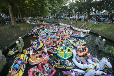 910638 Afbeelding van deelnemers aan de Rubberboot Missie 2016 in de Stadsbuitengracht ter hoogte van de Weerdsingel ...